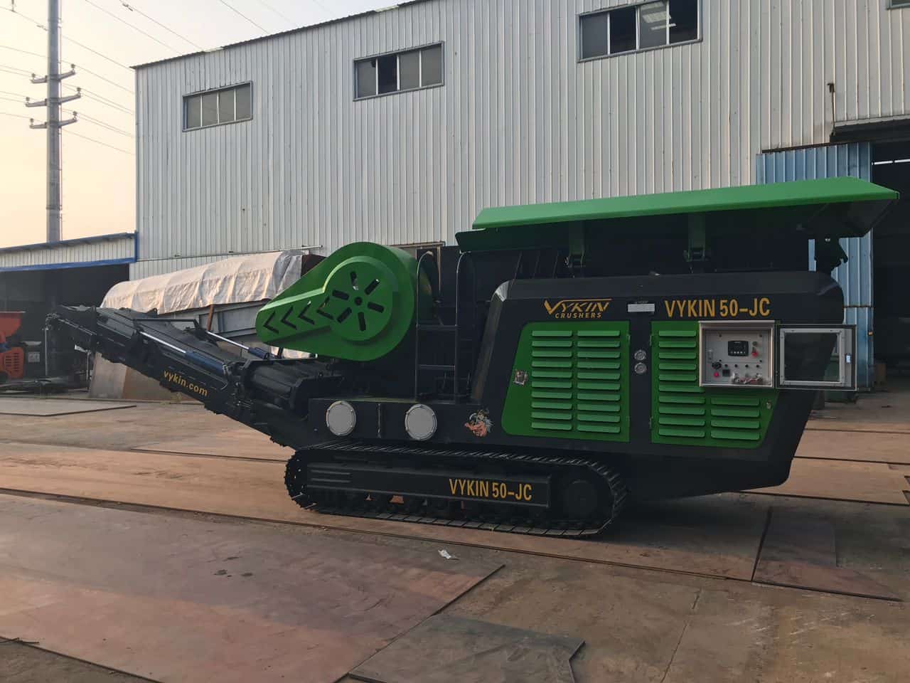 VYKIN 50-JC tracked jaw crusher outside a metal building